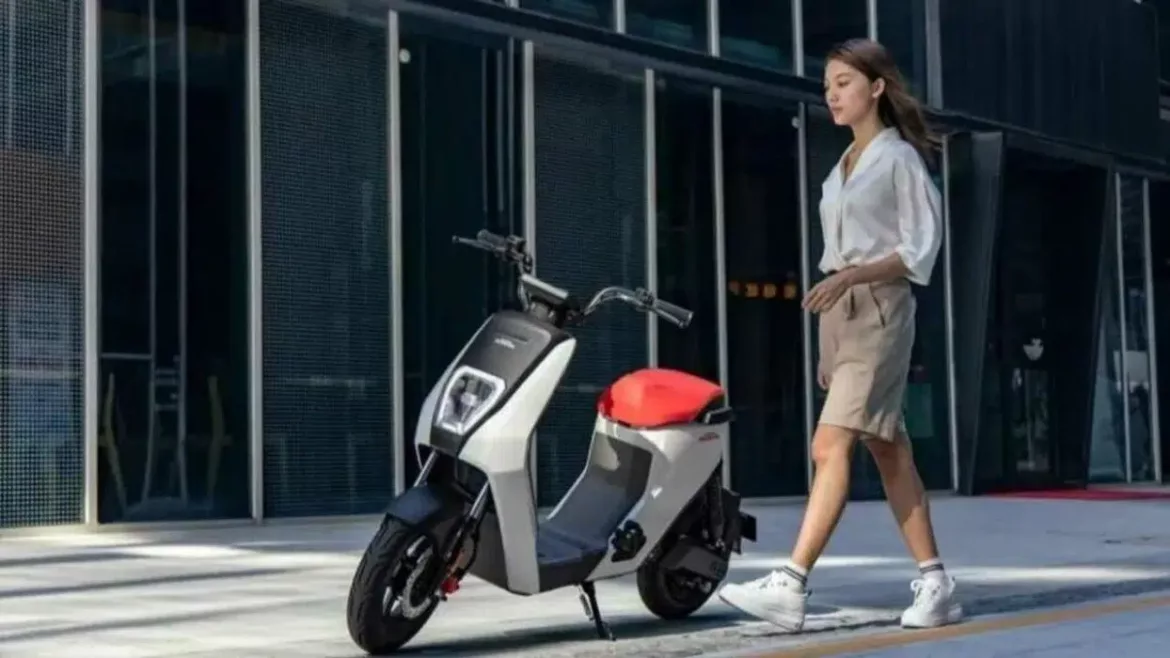 Scooter U-BE: Conheça a moto da Honda mais barata do que um celular