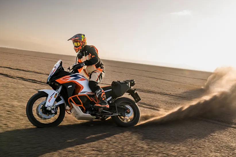 KTM 1290 Super Adventure R 2023: Nova tecnologia e pintura