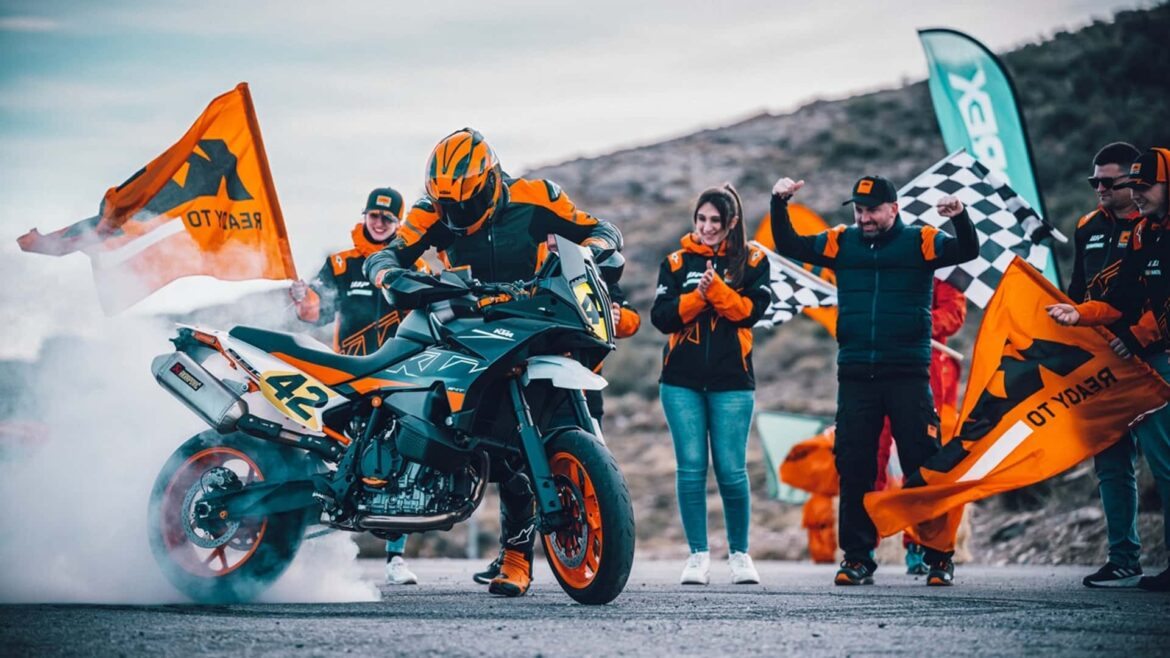 KTM 890 SMT 2023: Diversão de supermoto com função tourer