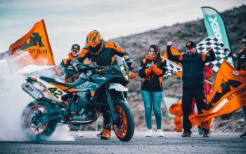 KTM 890 SMT 2023: Diversão de supermoto com função tourer