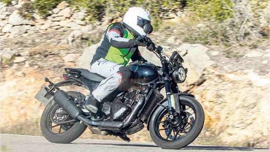 Scrambler da aliança Bajaj-Triumph é pega em testes