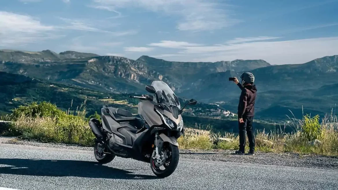 Kymco revela o novo AK Premium na Europa